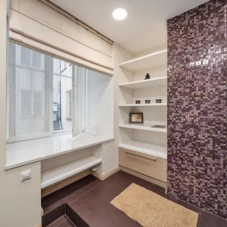 Boutique Flat - Shower - Sound System