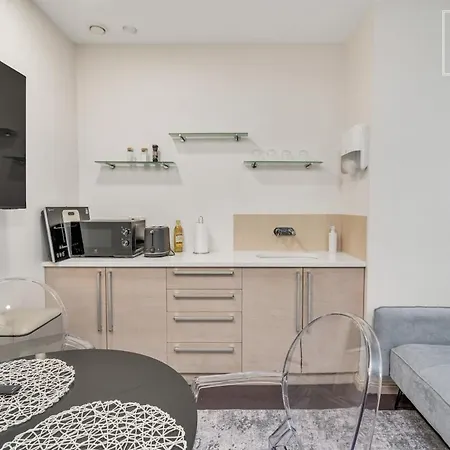 Boutique Flat - Shower - Sound System *
